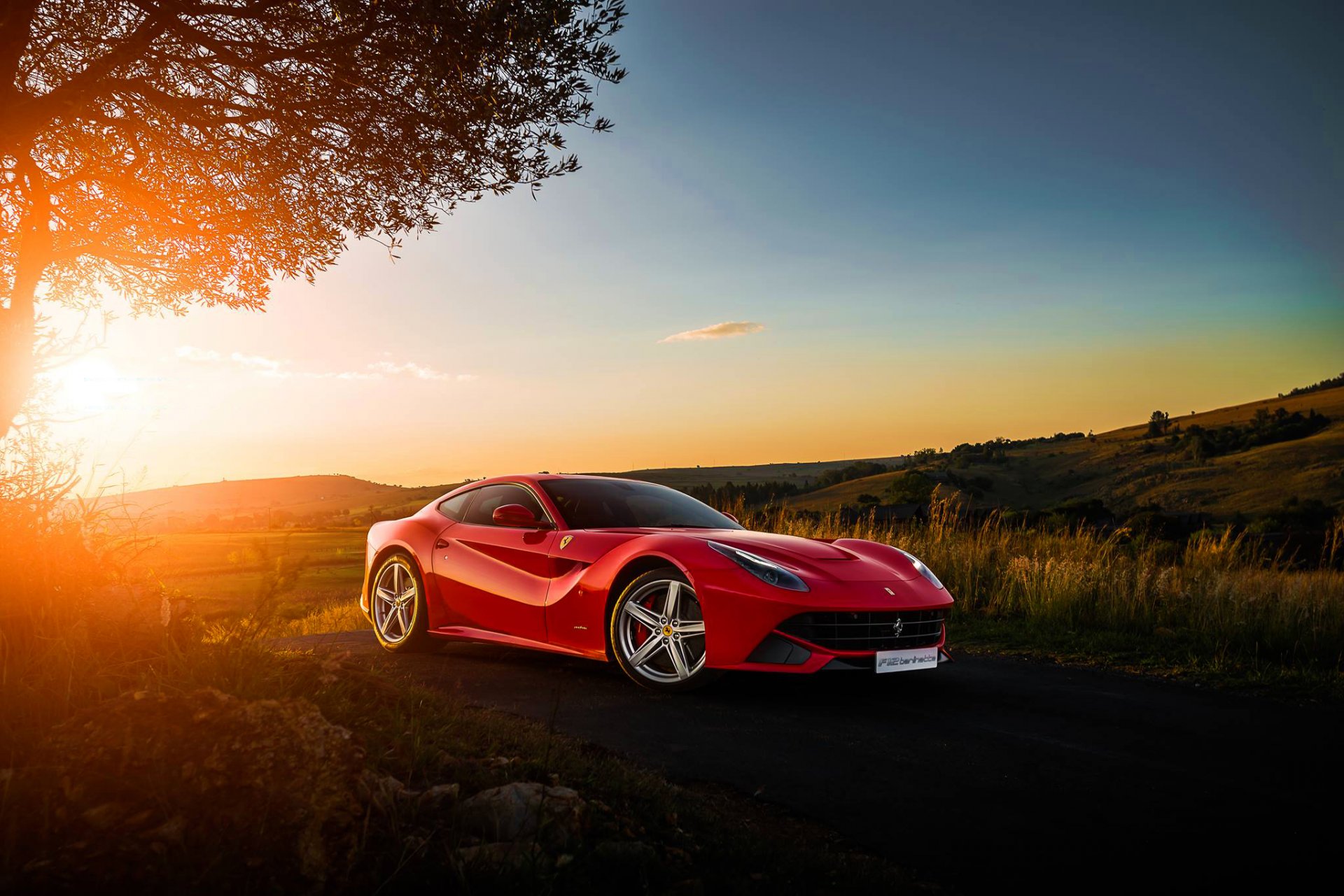 ferrari f12 berlinetta rojo puesta de sol frente superdeportivo cielo luz sur áfrica