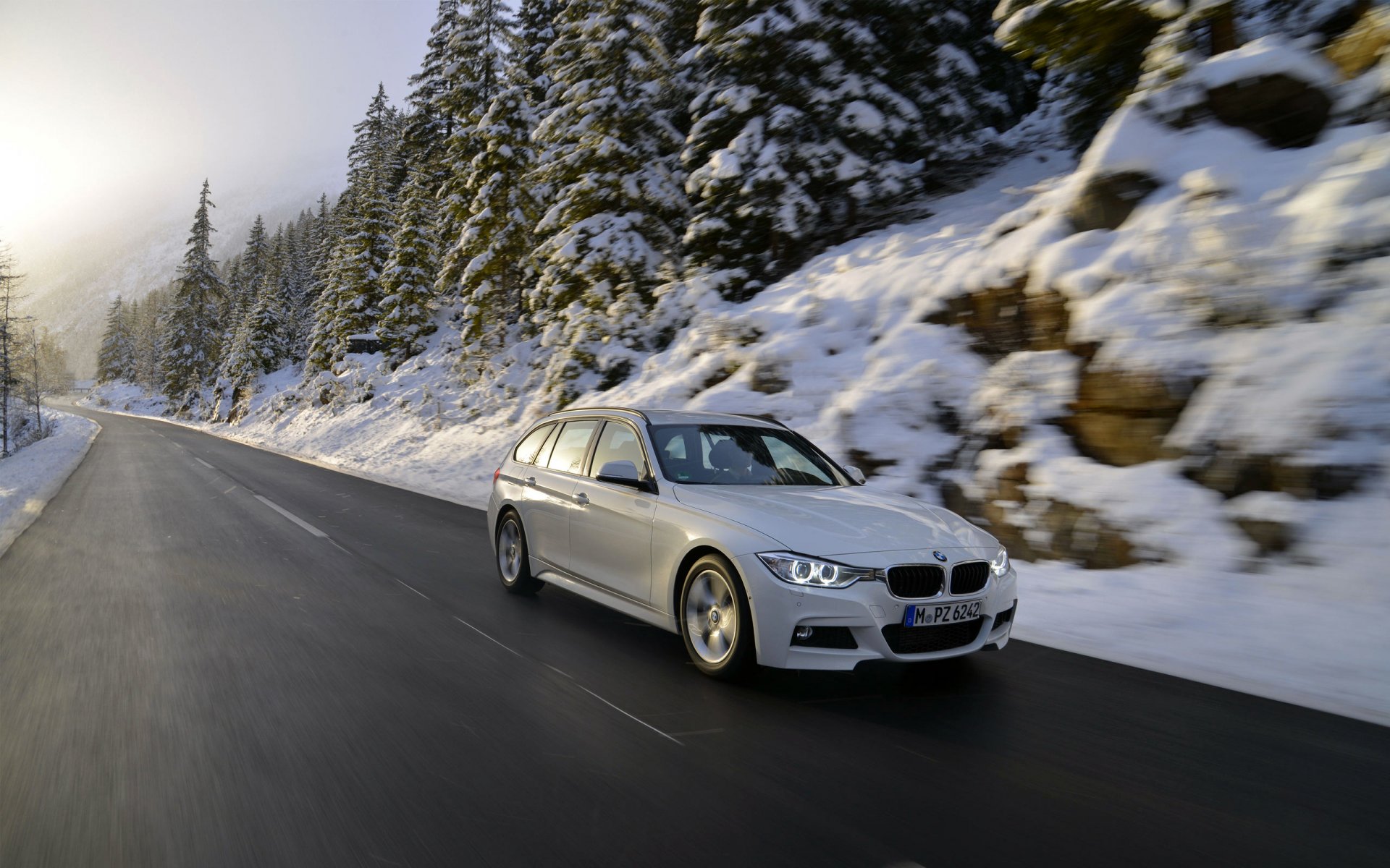 bmw 320d f31 biały kombi śnieg droga w ruchu auto bmw