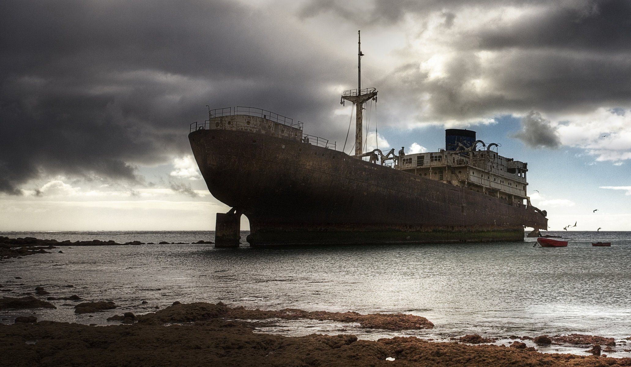 statek statek ocean woda wrak katastrofa transport chmury pochmurno wieczór