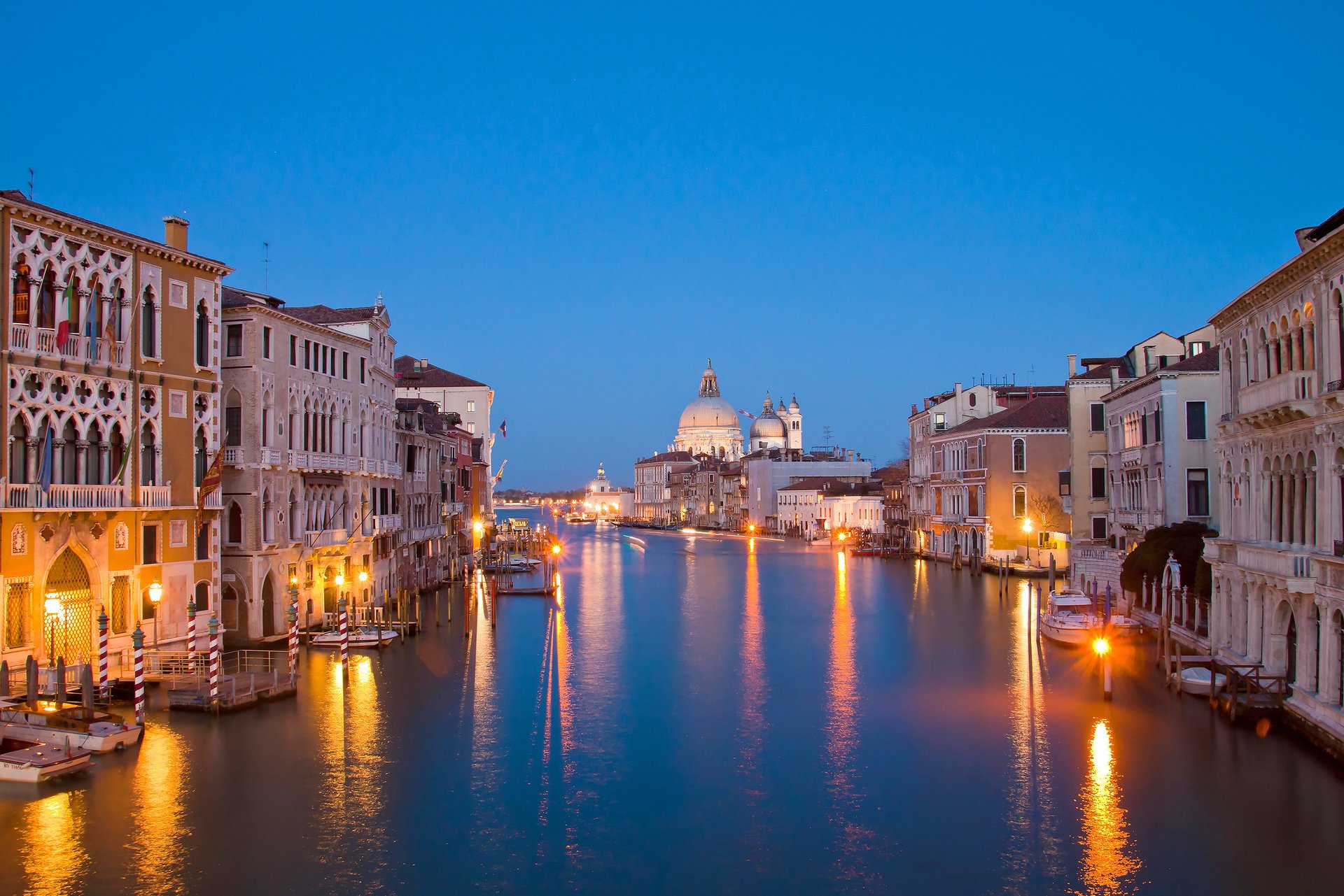 italie ciel nu venise maisons canal soirée lumières villes nuit bâtiments réflexion eau ciel bleu lumières de la ville