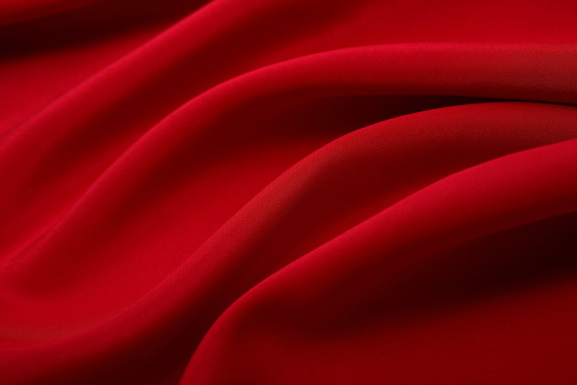 Складки в красной шелковой ткани - обои на рабочий стол