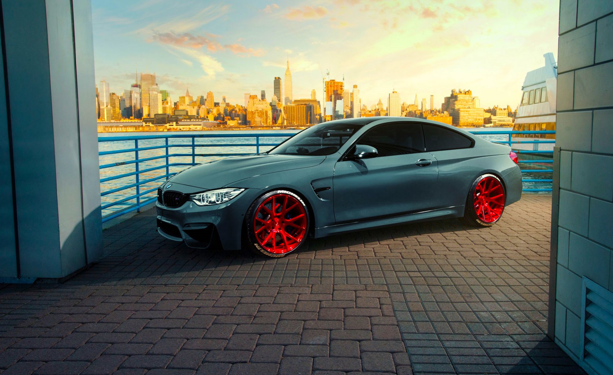 bmw f82 m4 coupé vossen roues vps-306 ville coucher de soleil voiture avant