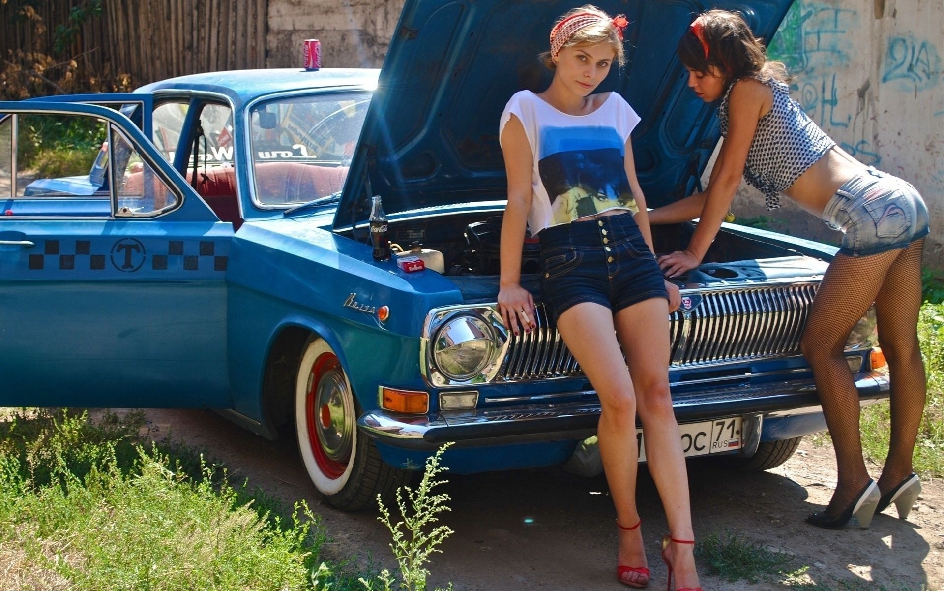 femme sexy fille voiture bleu taxi gaz volga