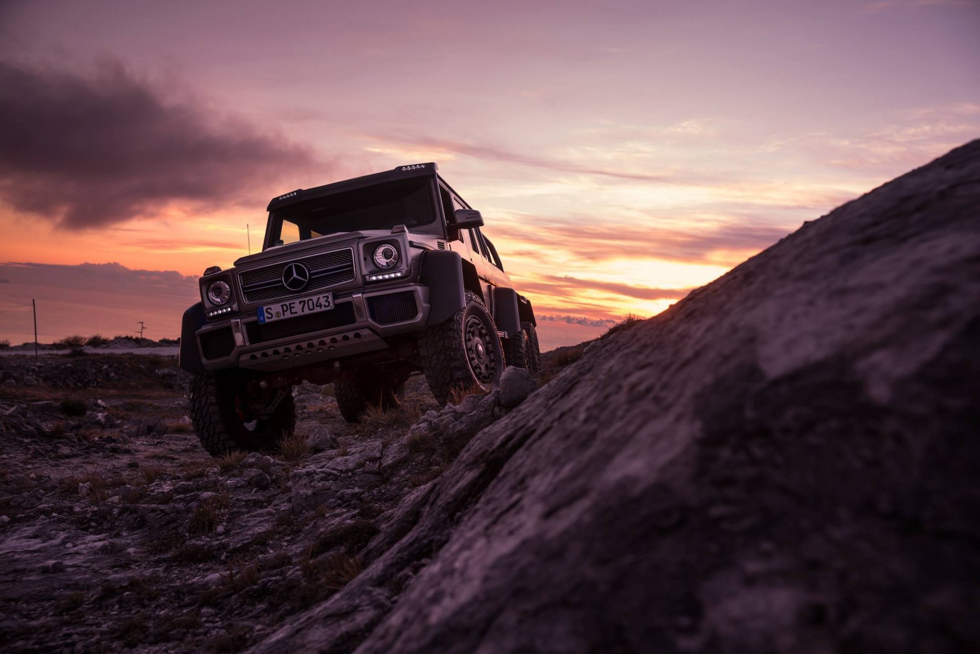 mercedes-benz g63 6x6 amg avant coucher de soleil fumée lumière ciel hors route