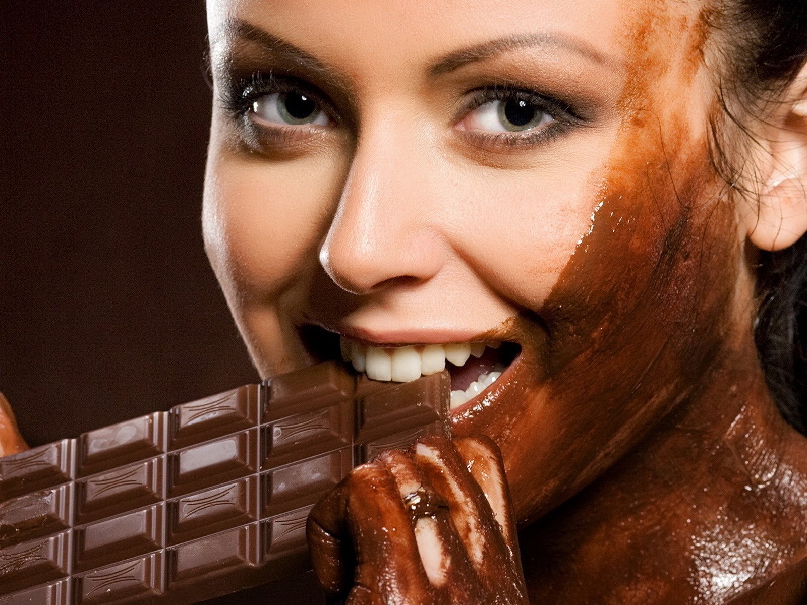 ragazza cibo cioccolato sorriso ritratto vista occhi viso donne dolci