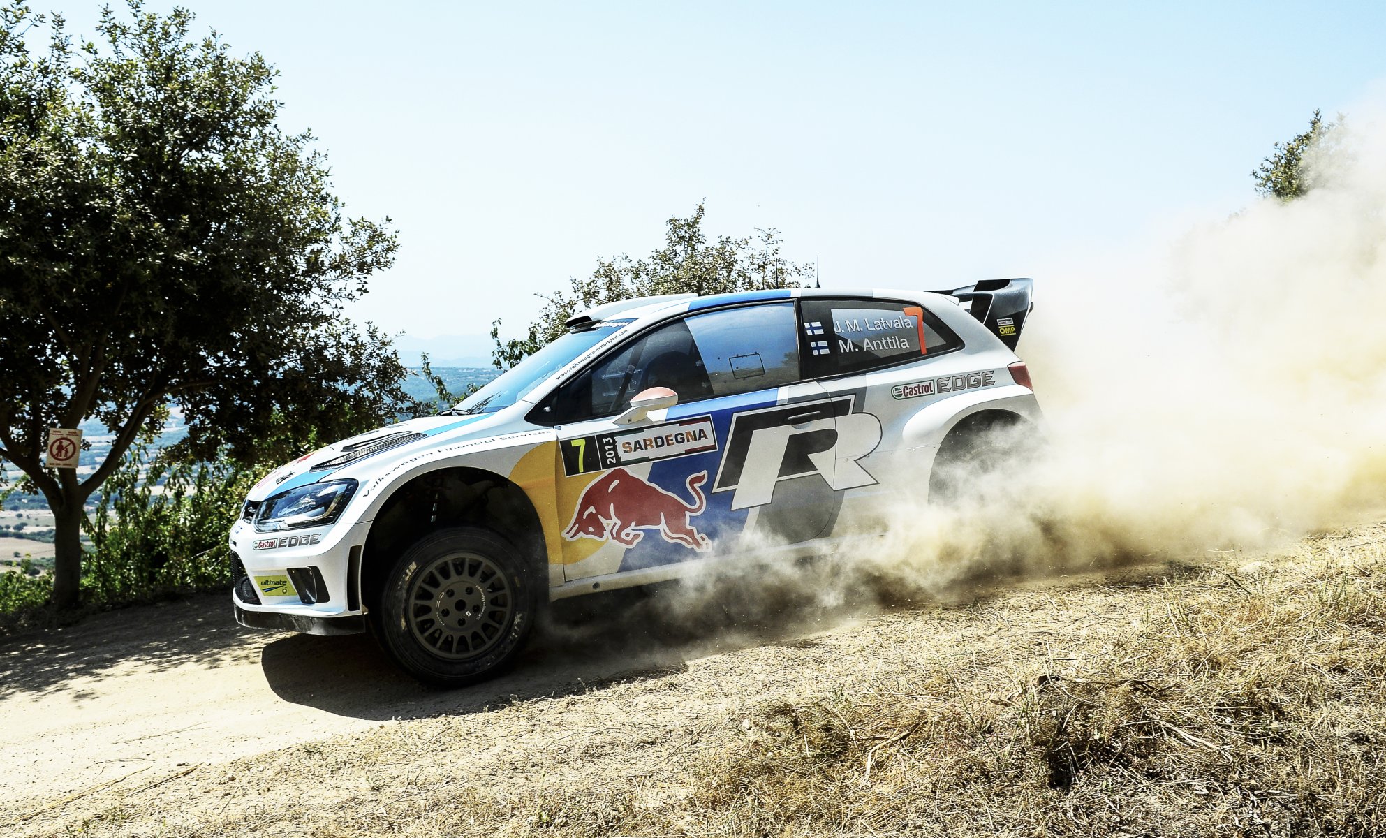 volkswagen polo wrc zlot auto biały prędkość jari-matti latvala kurz dzień