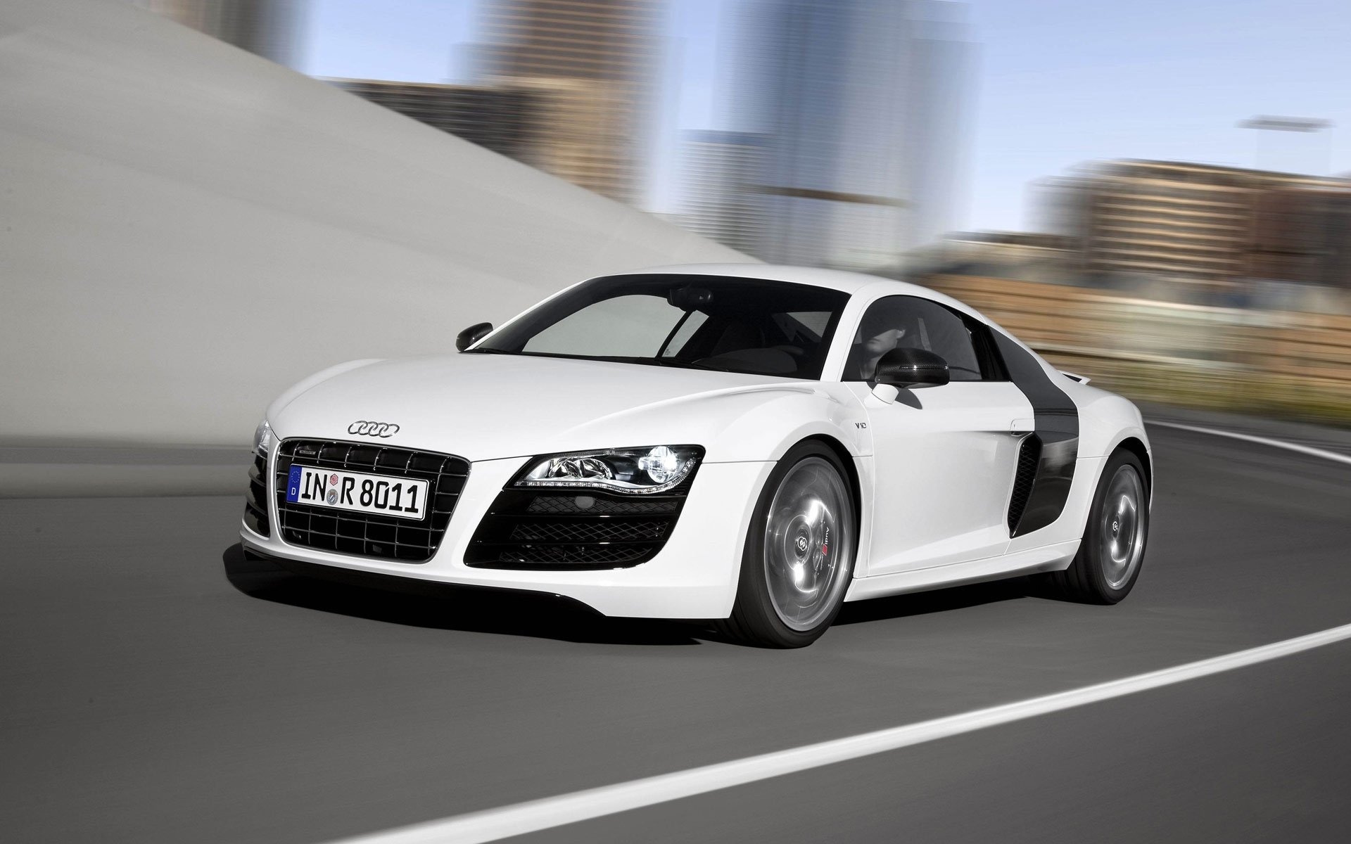 audi r8 v10 voiture avant blanc phares en mouvement