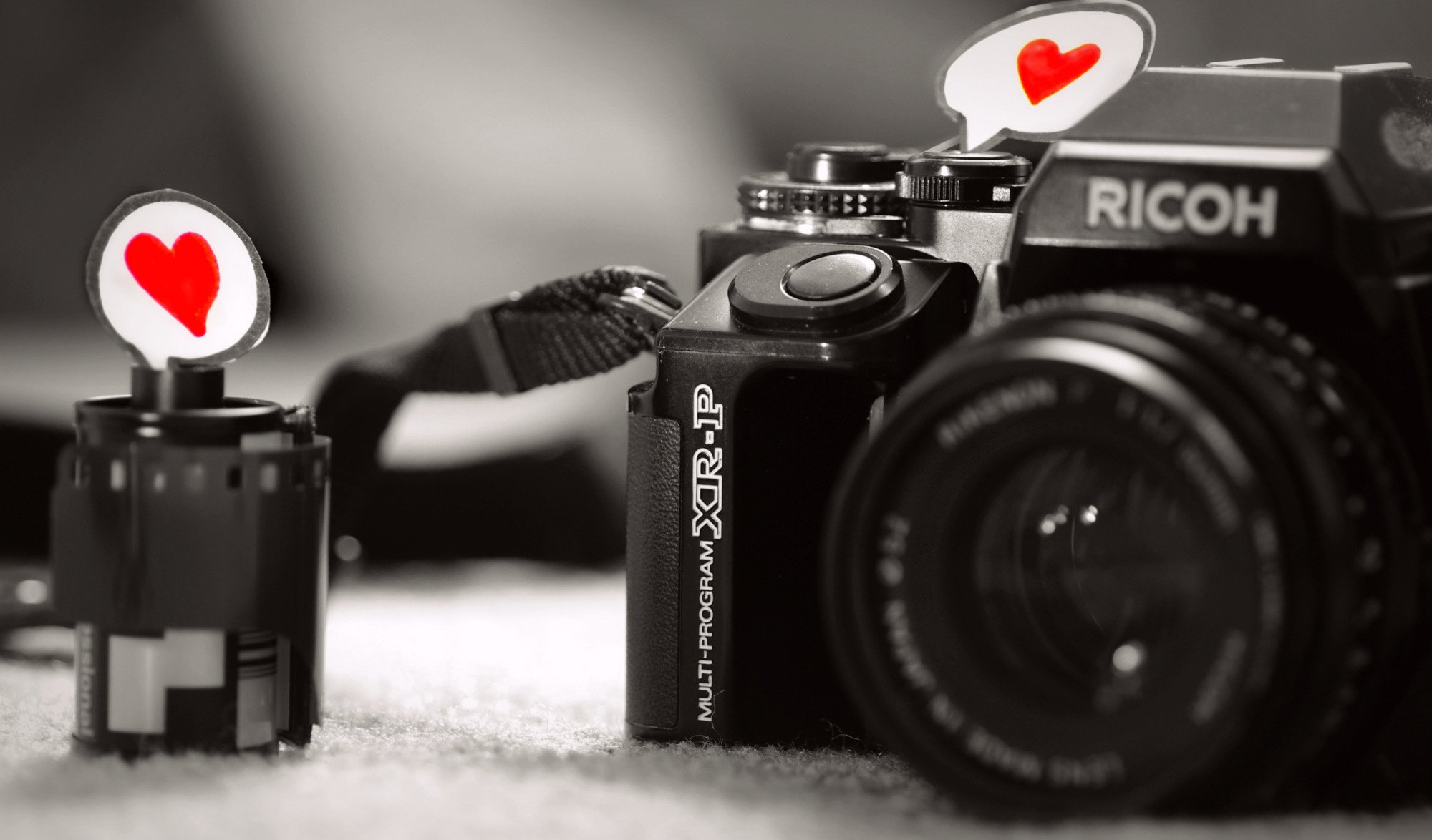 macro amour coeur amour sentiment papier noir et blanc appareil photo appareil photo objectif fond gris film matériel photographique photo