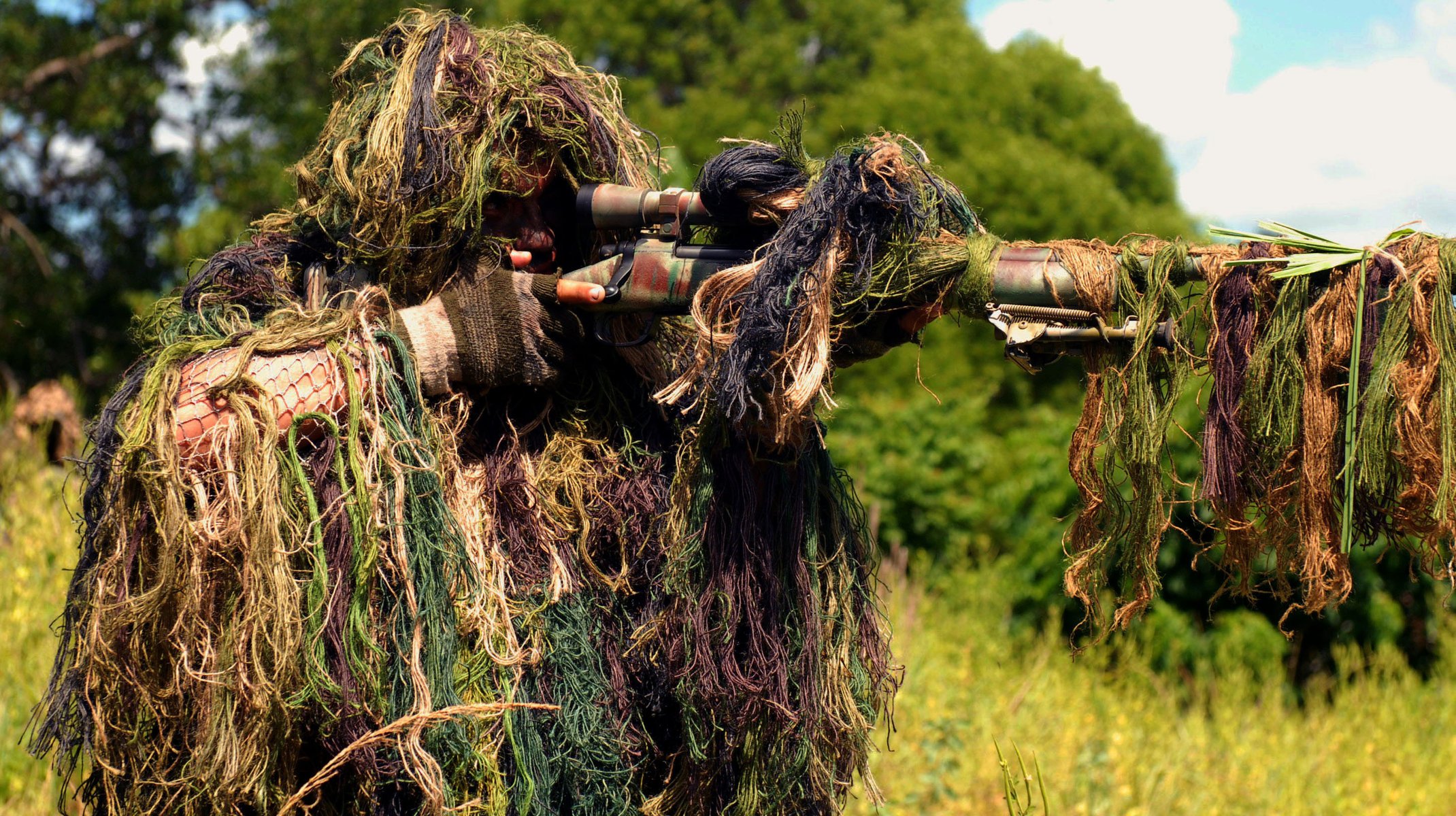 tireur d élite en plein air soldat fusil camouflage tir vue optique forêt herbe tireur