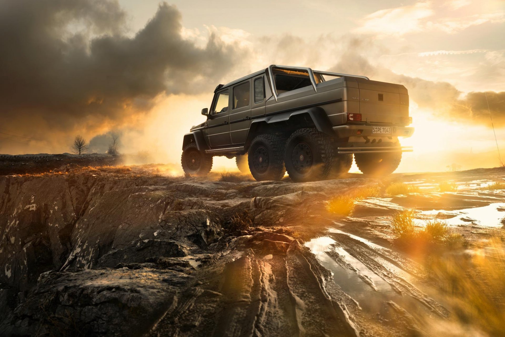 mercedes-benz g63 6x6 amg tył zachód słońca dym światło niebo off-road