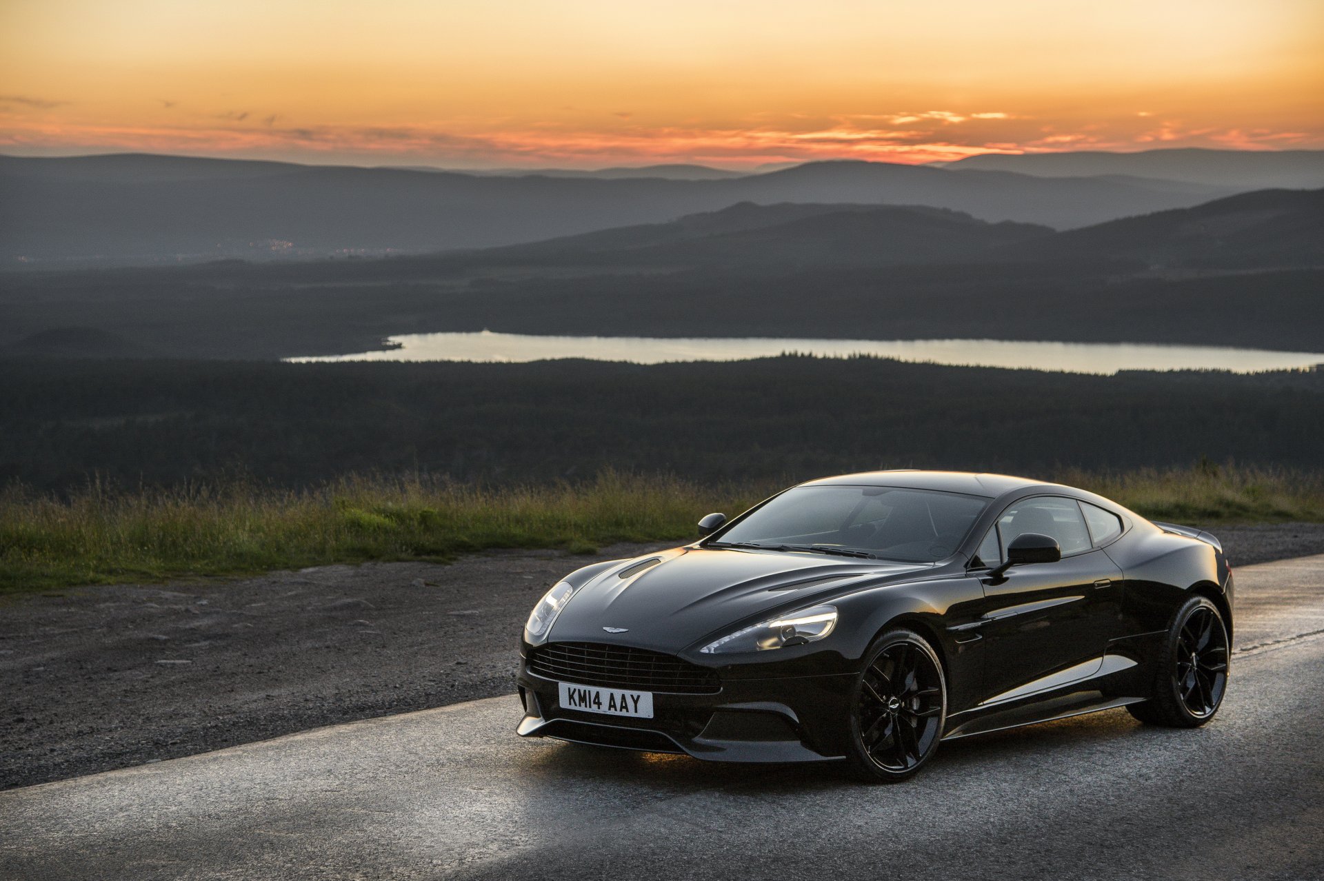 2014 aston martin vanquish węgiel aston martin vanquish wieczór zachód słońca