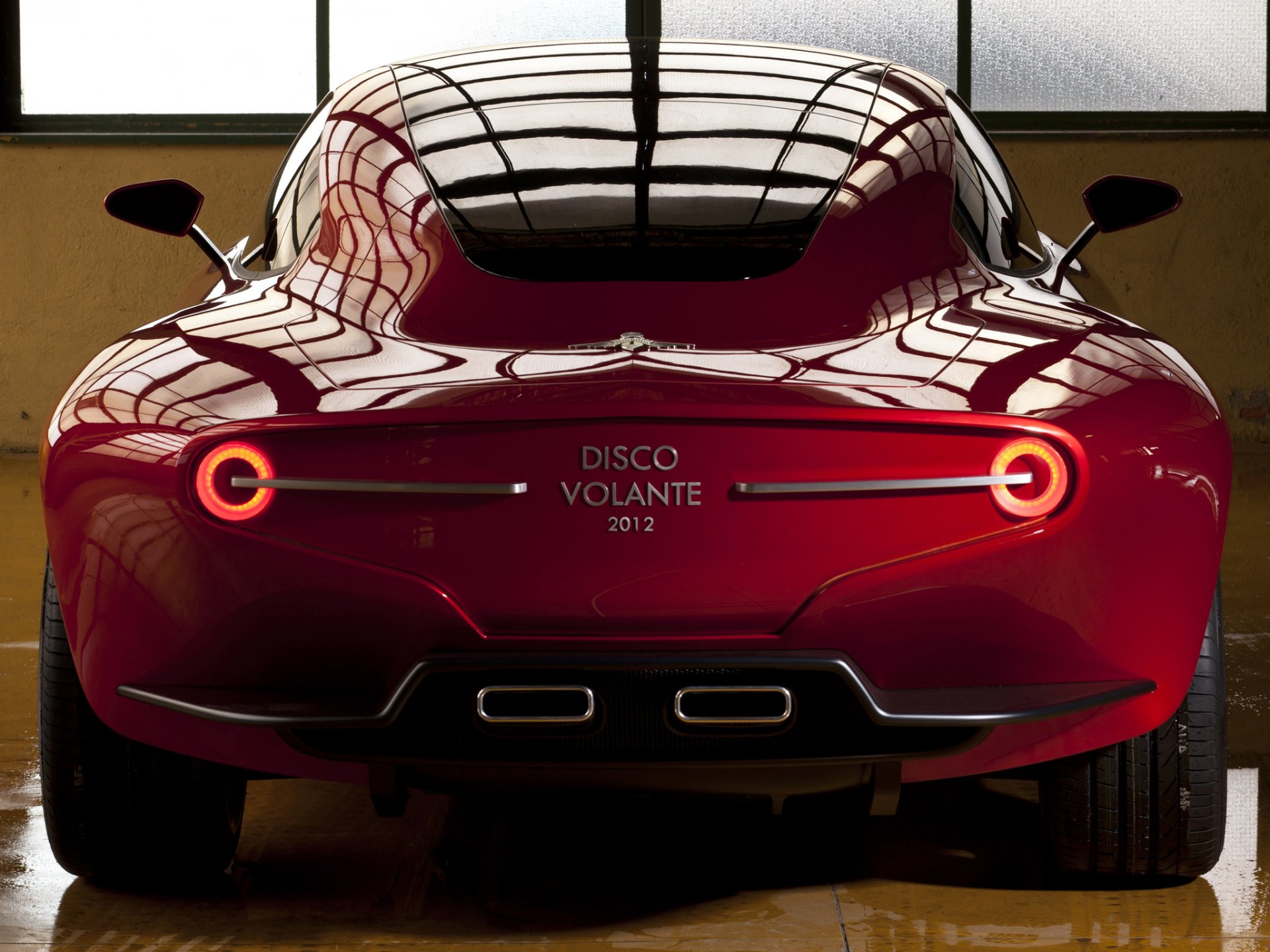 turismo superleggera disco volante concepto vista trasera coche