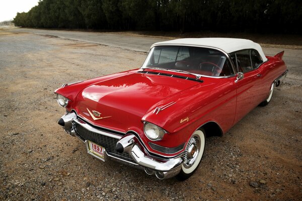 Vintage rojo Cadillac coche con blanco convertible