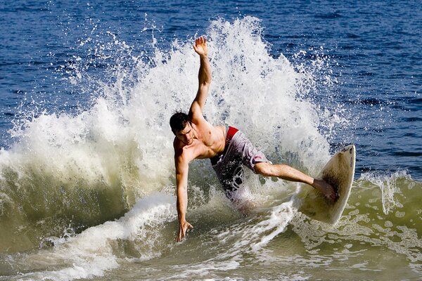 Bel ragazzo sulla tavola da surf