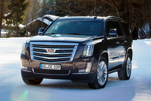 Cadillac escalade en la nieve en invierno