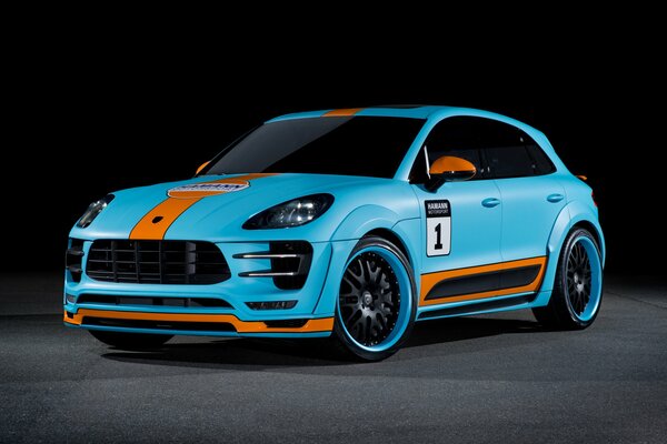 Blauer Porsche Caen mit orangefarbenem Streifen