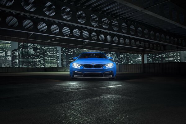 Photoshoot bleu vorsteiner gtrs4 sur le fond de la ville de nuit