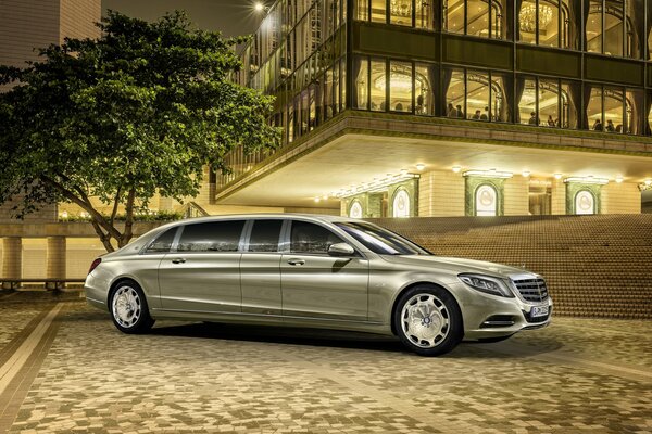 Mercedes Maybach in Stahlfarbe vor dem Hintergrund des Gebäudes