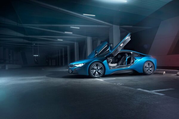 Blu BMW ai otto con porte aperte