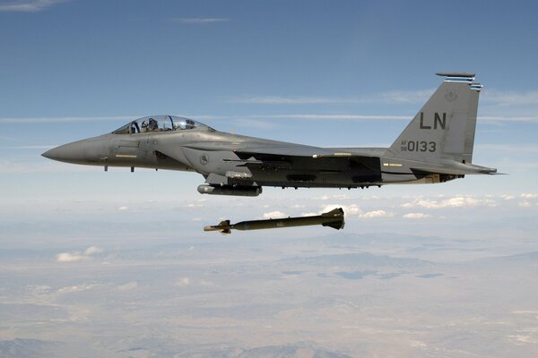 Avión militar capturado en el aire junto a un misil