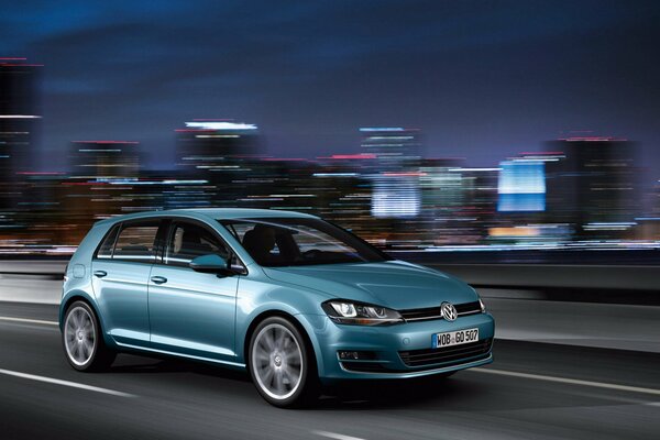 Volkswagen golf en movimiento por la noche