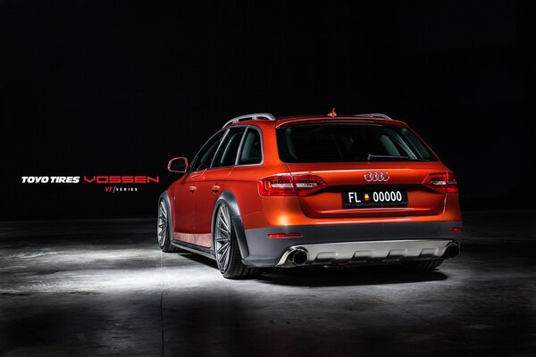 Audi voiture rouge pour les longs trajets