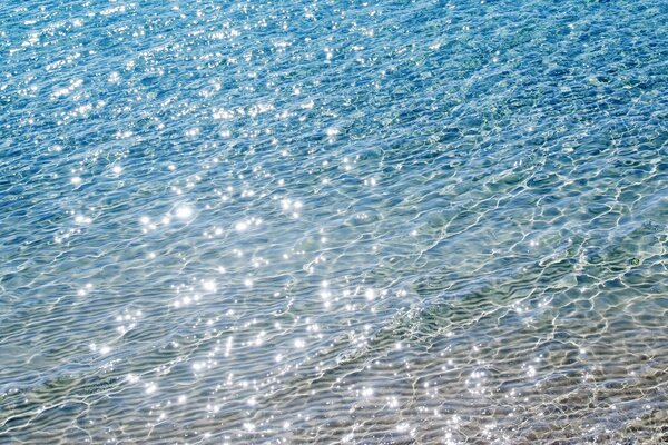 Ondulación en el agua con los rayos del sol