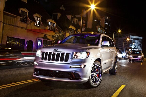 Coche plateado, Jeep Cherokee srt8