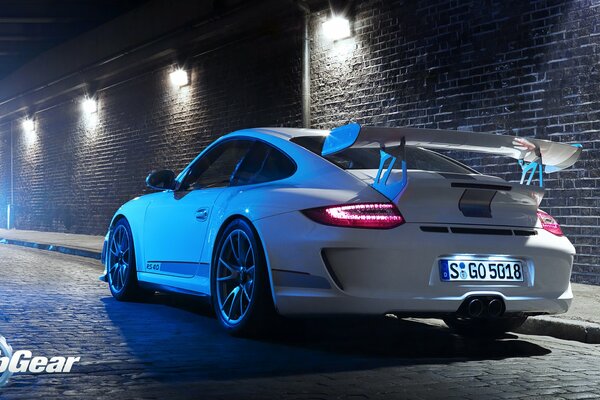 Porsche blanco en el camino de la noche