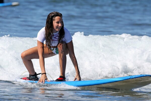 Mädchen surfen, surfen, Wellen