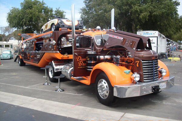 Très belle mais étrange voiture orange