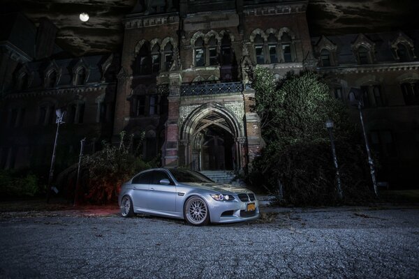 Coche BMW plateado en el fondo de la luz de la Luna