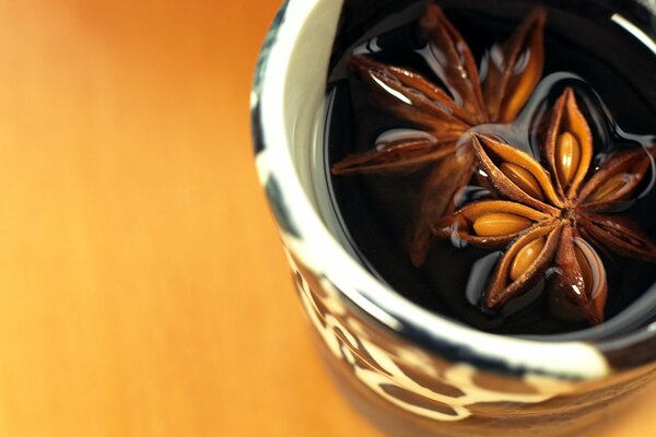 Tè nero al mattino con fiori di cannella