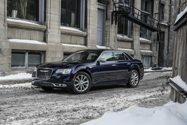 Chrysler Platinum sulla strada invernale