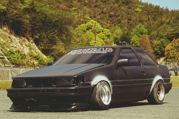 Toyota Corolla negro en el estadio