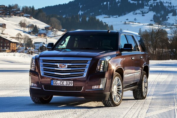 Marrón cadillac escalade en las montañas