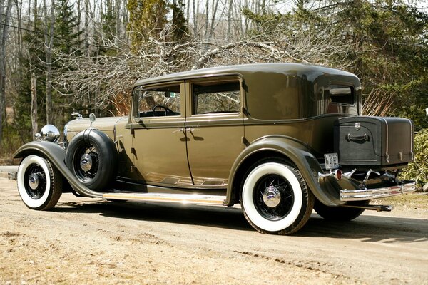 Alter Lincoln von 1932 mit weißem Rand auf Reifen