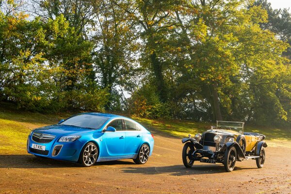 La oposición de un coche retro y moderno en la naturaleza