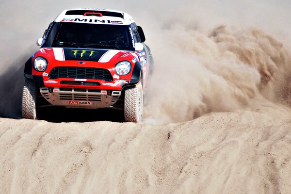 Carrera de Rally entre arena y dunas