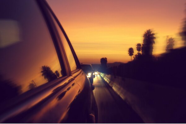 Embouteillage de nuit sur la piste au coucher du soleil