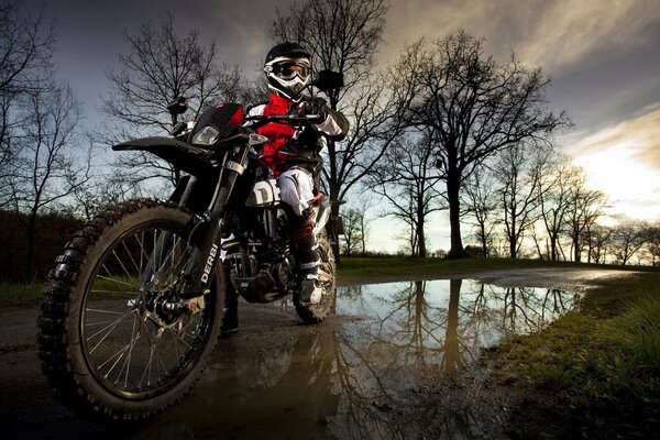 Nachtabenteuer eines Mannes auf einem Motorrad