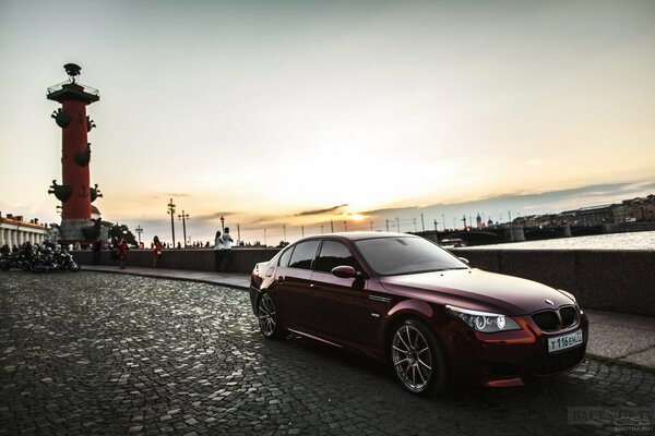 Cerise BMW dans les rayons du coucher de soleil à Saint-Pétersbourg