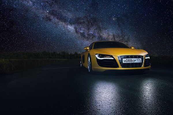 Giallo super car sullo sfondo del cielo notturno