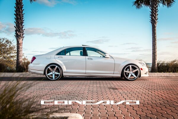 Mercedes benz S550 sur le carreau rouge