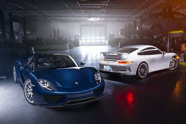 2 nouvelles porsche se tiennent dans l atelier