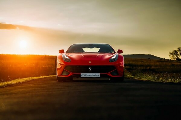 Afrykański Zachód słońca i supersamochód Ferrari