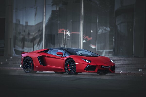 Lamborghini voiture noire sur fond de vitrines en verre