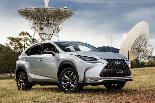 Lexus next to the big antennas