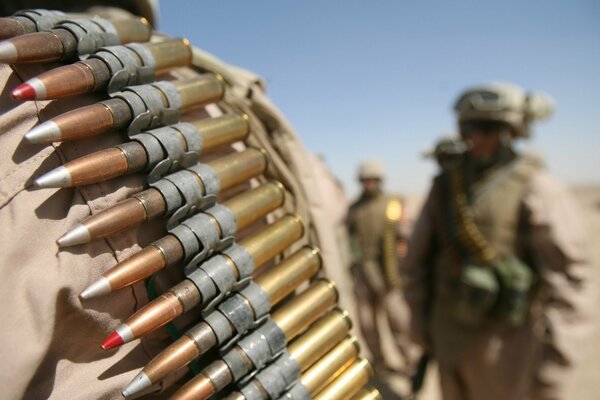 Munition auf dem Rücken des Soldaten angebracht