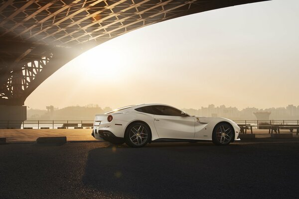 Ferrari superdeportivo blanco bajo el puente